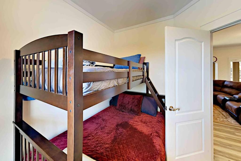 Serenity Views Comfort - Close To & Parkway! Holiday home