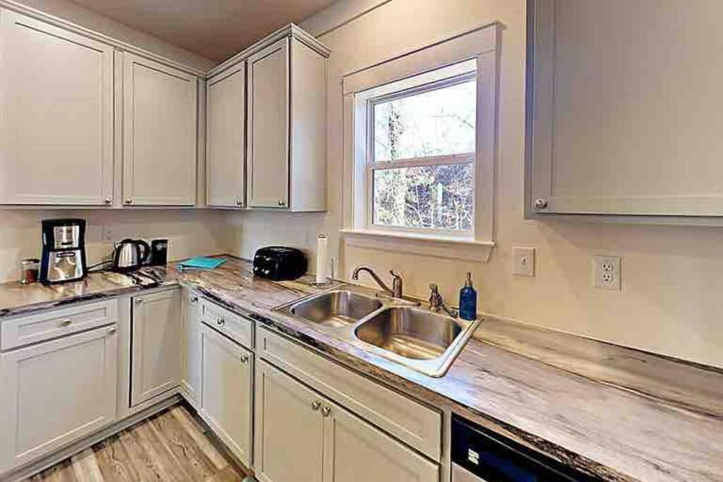 Holiday home Serenity Views Comfort - Close To & Parkway! *